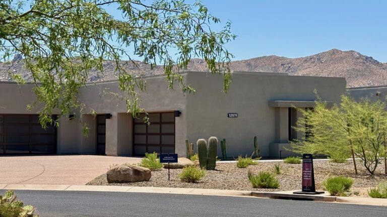 A comparison chart showing the differences between an Arizona reverse mortgage and a Home Equity Investment (HEI) for homeowners.